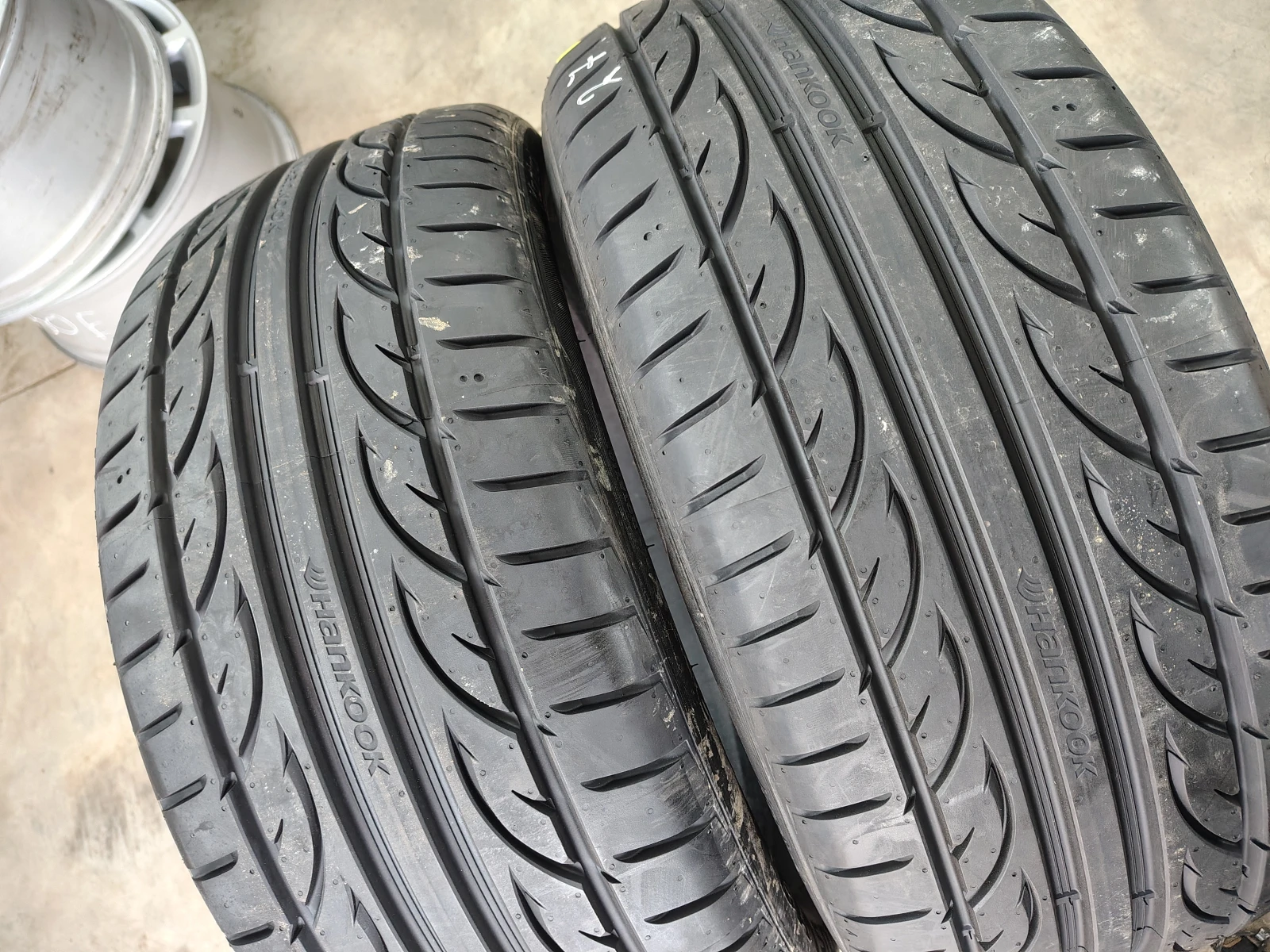 Гуми Летни 235/50R18, снимка 2 - Гуми и джанти - 55840540