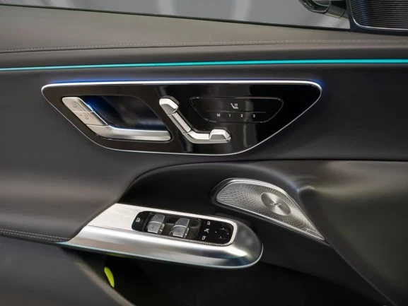 Mercedes-Benz E 300 de = AMG Line = Гаранция, снимка 4 - Автомобили и джипове - 54215677