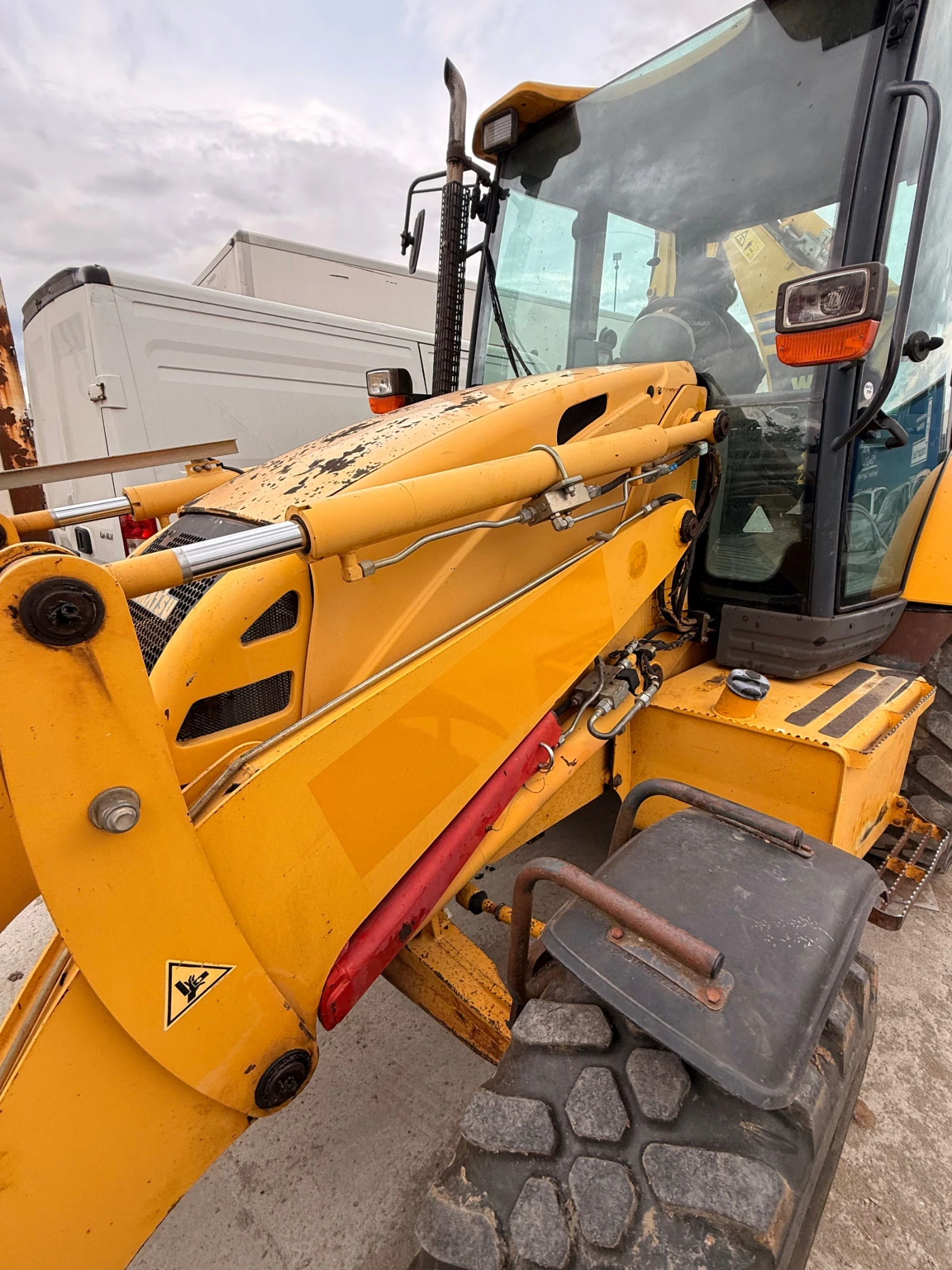 Багер Komatsu WB93R ТОП ТОП ТОП  ДЖОЙСТИЦИ, снимка 15 - Индустриална техника - 54886141