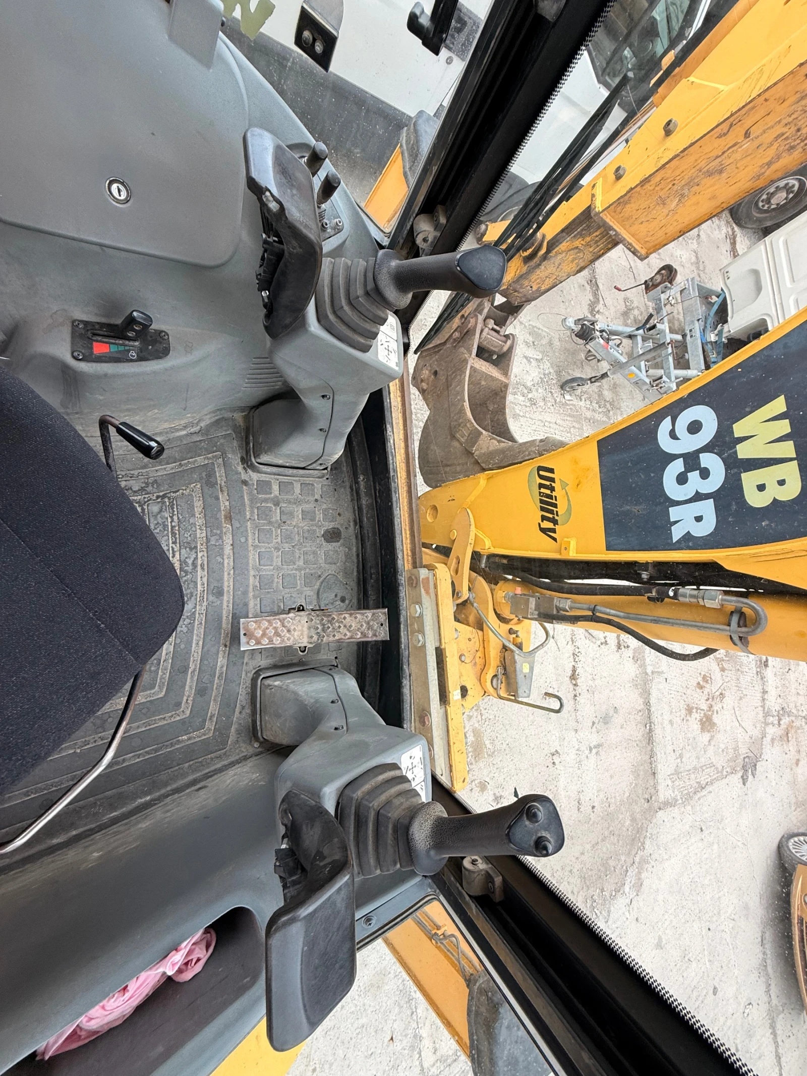 Багер Komatsu WB93R ТОП ТОП ТОП  ДЖОЙСТИЦИ, снимка 12 - Индустриална техника - 54886141