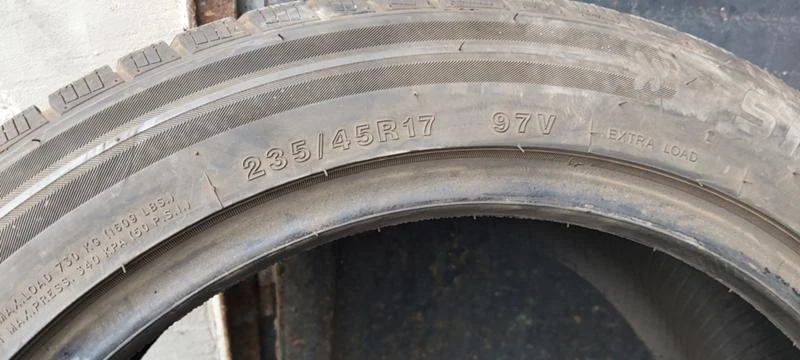 Гуми Зимни 235/45R17, снимка 7 - Гуми и джанти - 32927328