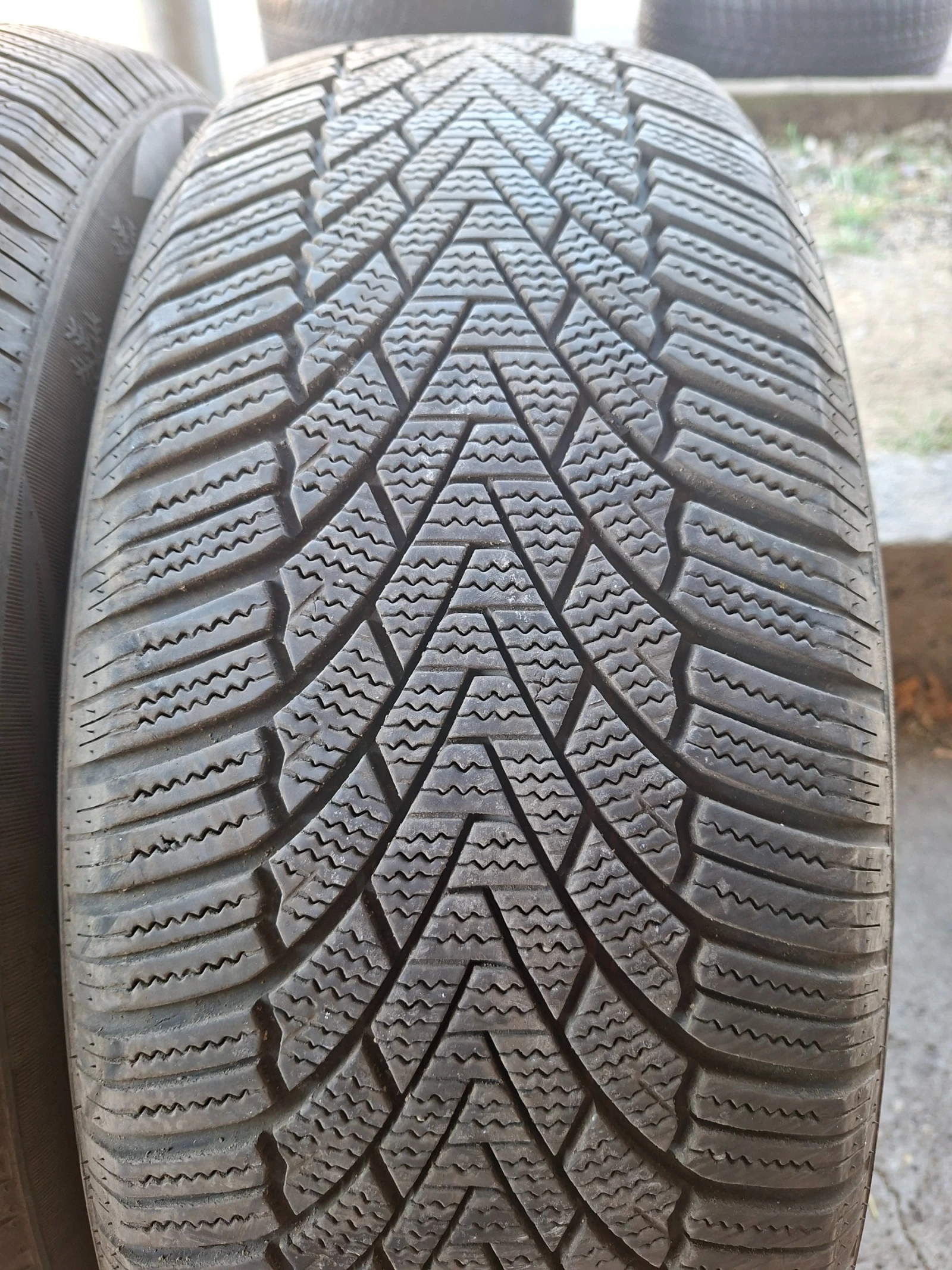 Гуми Зимни 235/55R20, снимка 3 - Гуми и джанти - 55727804