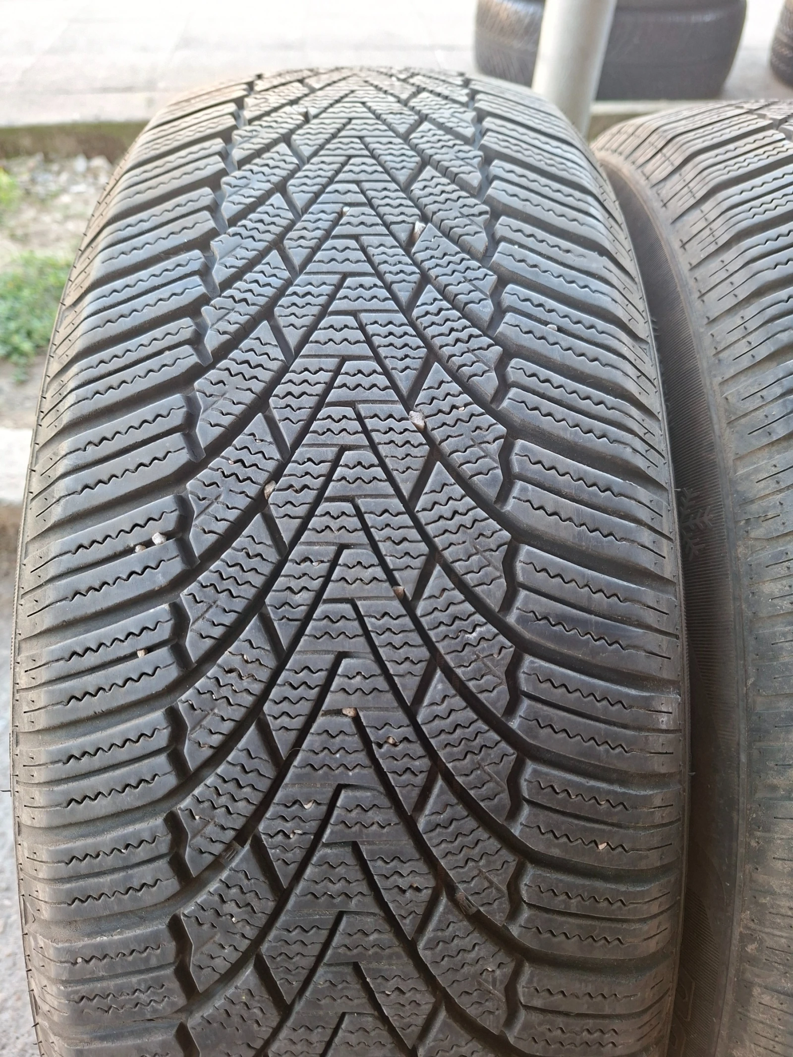 Гуми Зимни 235/55R20, снимка 6 - Гуми и джанти - 55727804