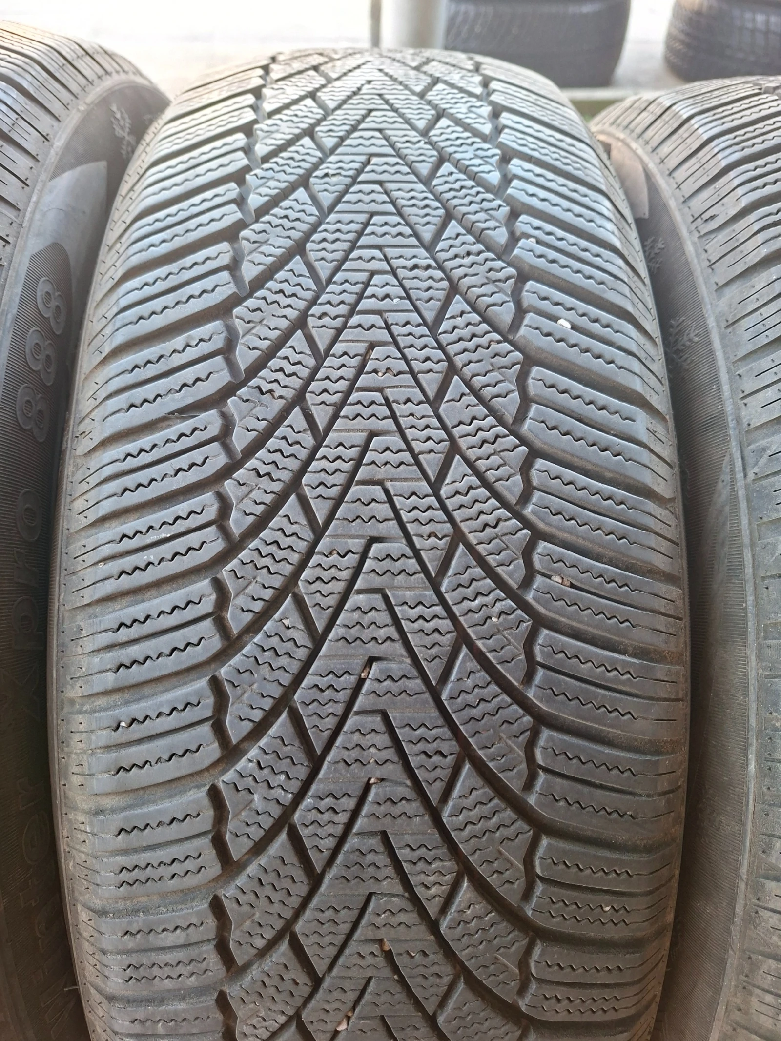 Гуми Зимни 235/55R20, снимка 5 - Гуми и джанти - 55727804