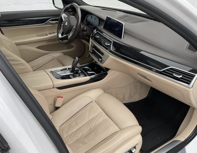 BMW 750 LONG* M-pack* HARMAN/KARDON* ОБДУХ* МОНИТОРИ* PANO, снимка 9 - Автомобили и джипове - 52753108