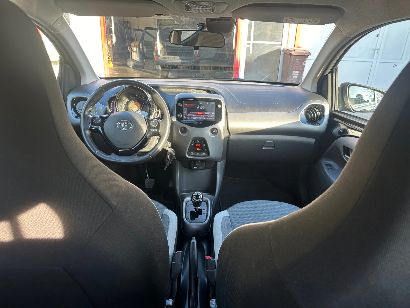 Toyota Aygo 1.0 vvt-i automat 16000км. - изображение 6