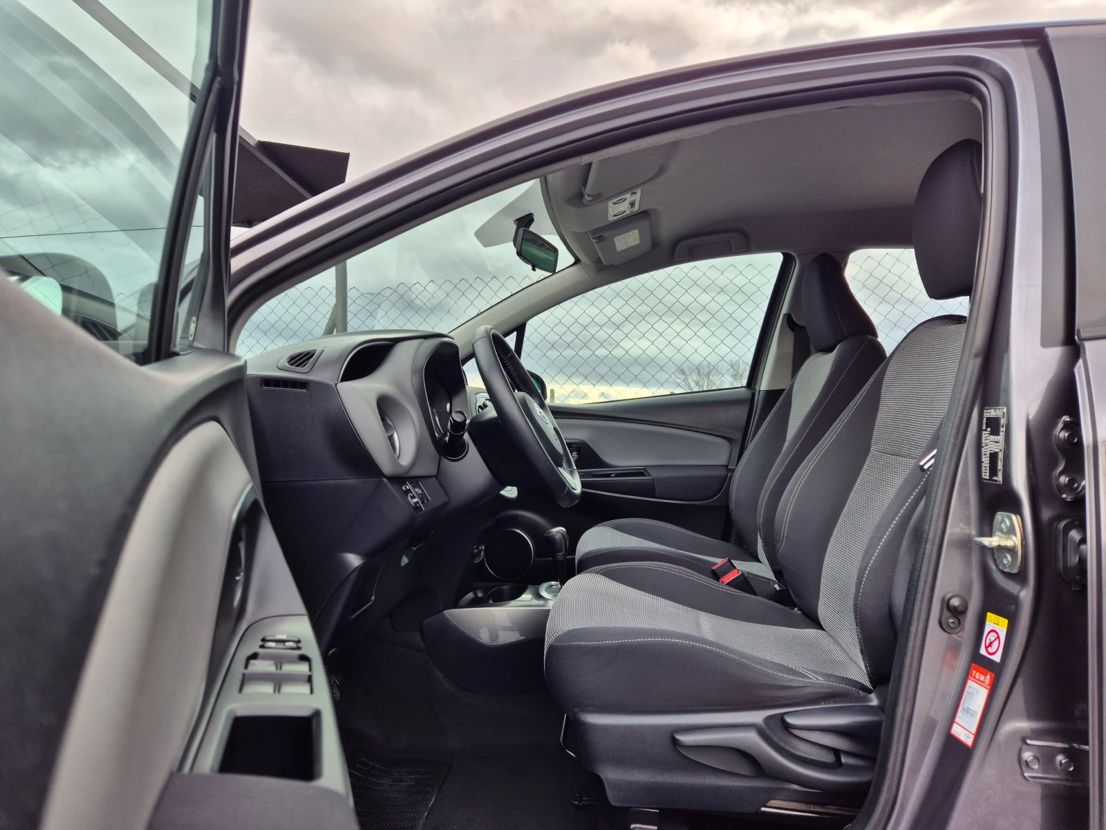 Toyota Yaris 1.5HYBRID* 90000km* NAVI* KAMERA*  - изображение 9