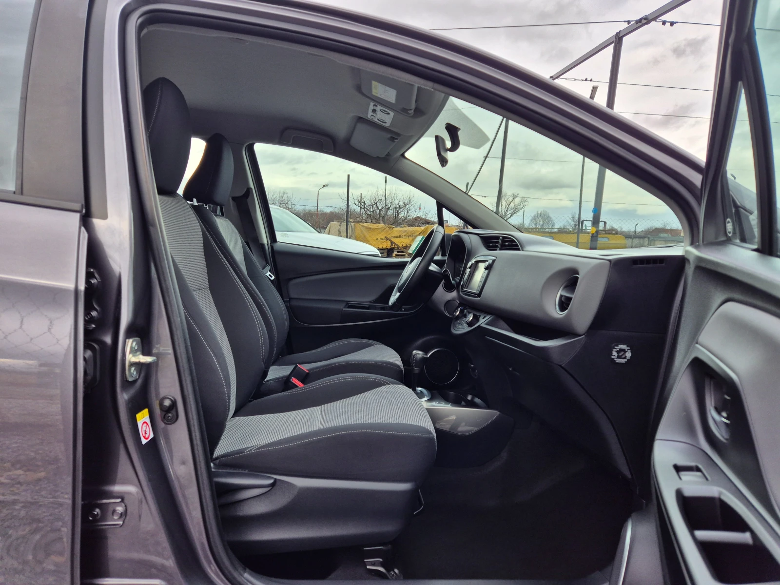 Toyota Yaris 1.5HYBRID* 90000km* NAVI* KAMERA*  - изображение 10