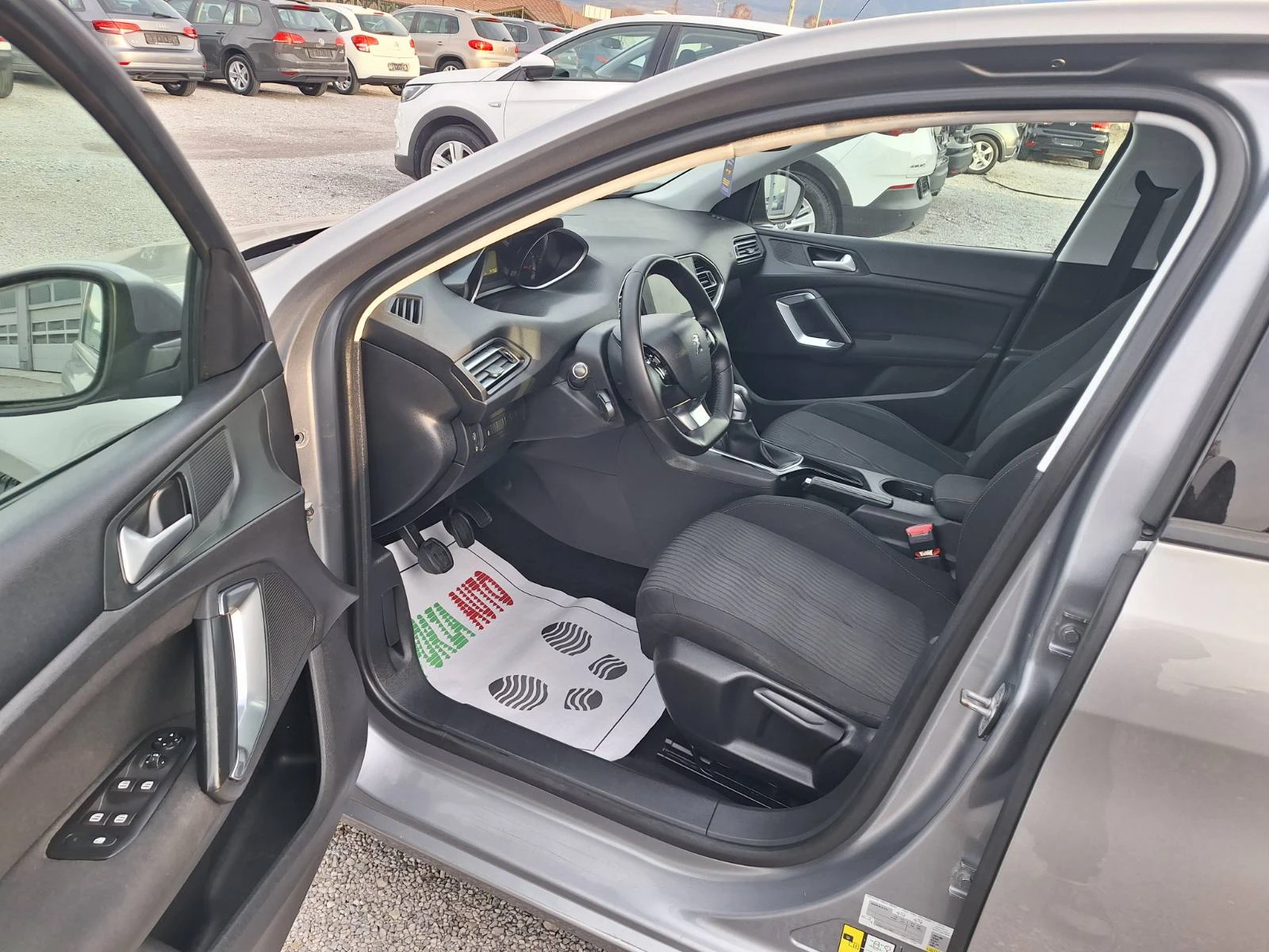 Peugeot 308 1.6HDI-92кс-2015г, снимка 9 - Автомобили и джипове - 53728248