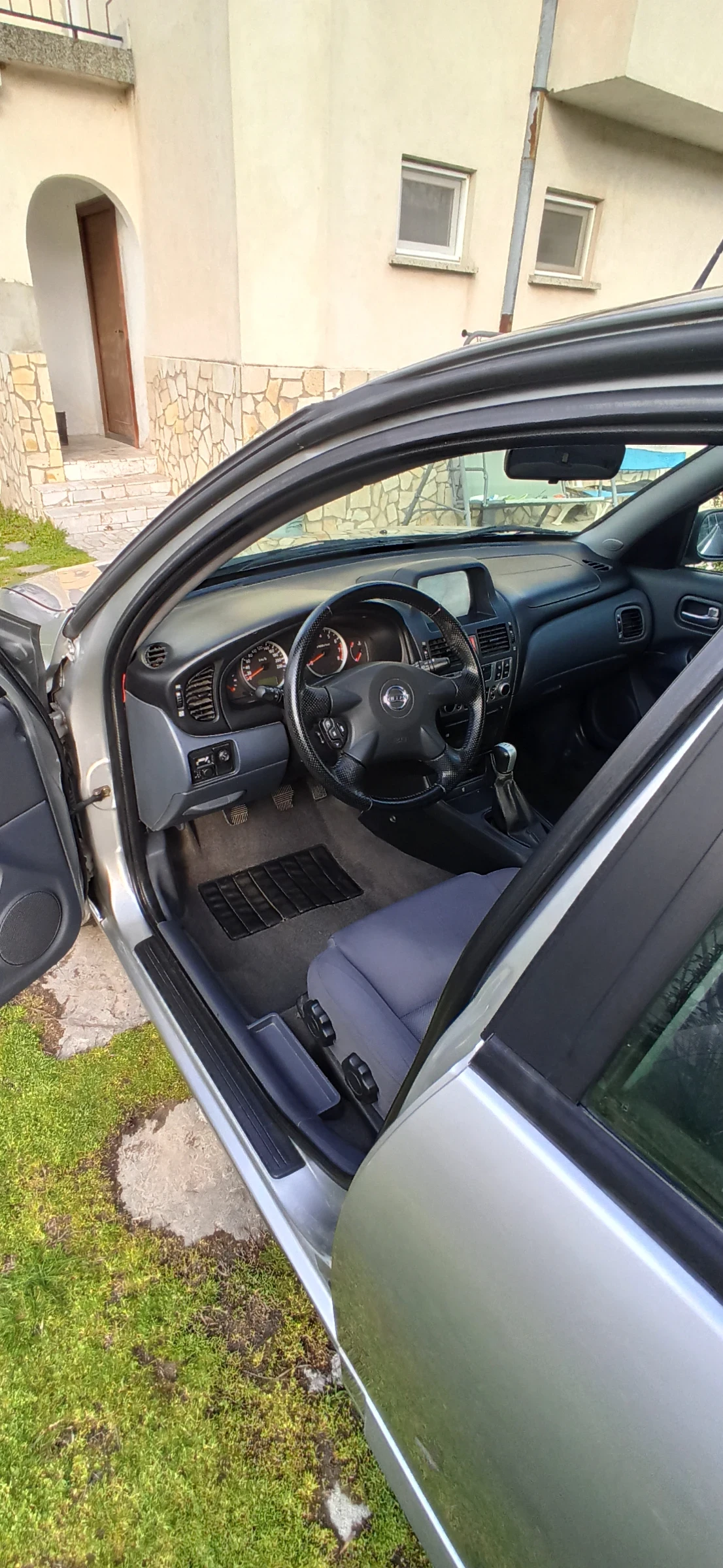 Nissan Almera 1, 5 98к.с, снимка 16 - Автомобили и джипове - 53937752