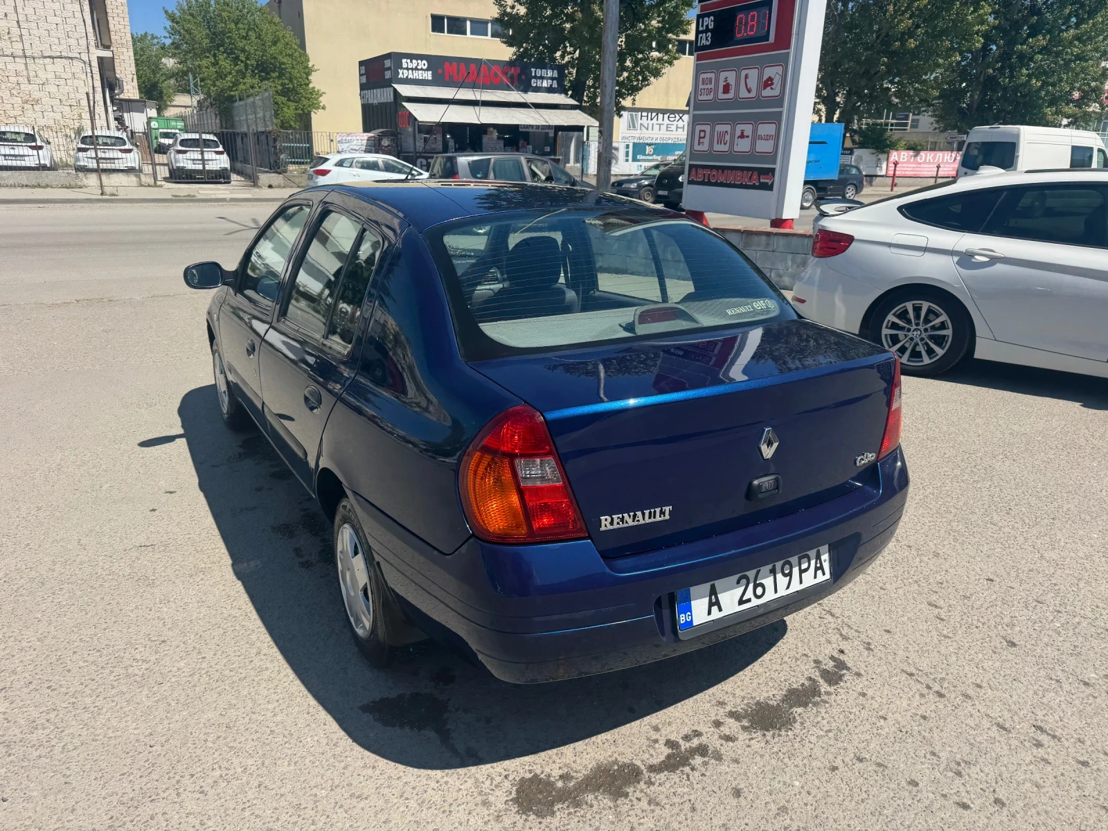 Renault Clio 1.4 i, снимка 7 - Автомобили и джипове - 54429129