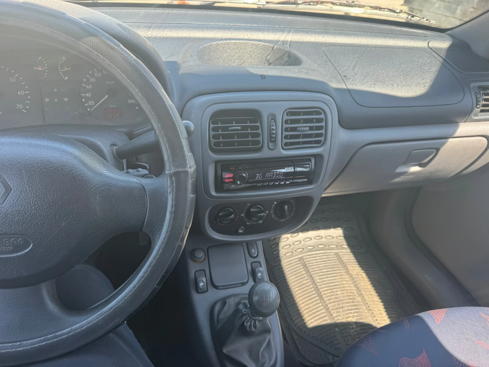 Renault Clio 1.4 i, снимка 16 - Автомобили и джипове - 54429129