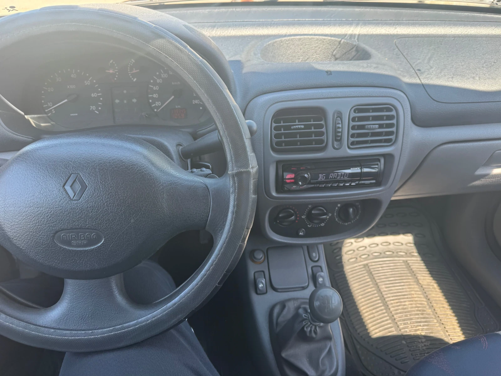 Renault Clio 1.4 i, снимка 11 - Автомобили и джипове - 54429129