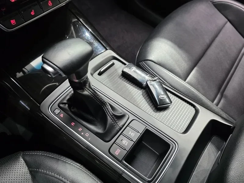 Kia Sorento 2.0 2Wd Premium, снимка 9 - Автомобили и джипове - 55938524