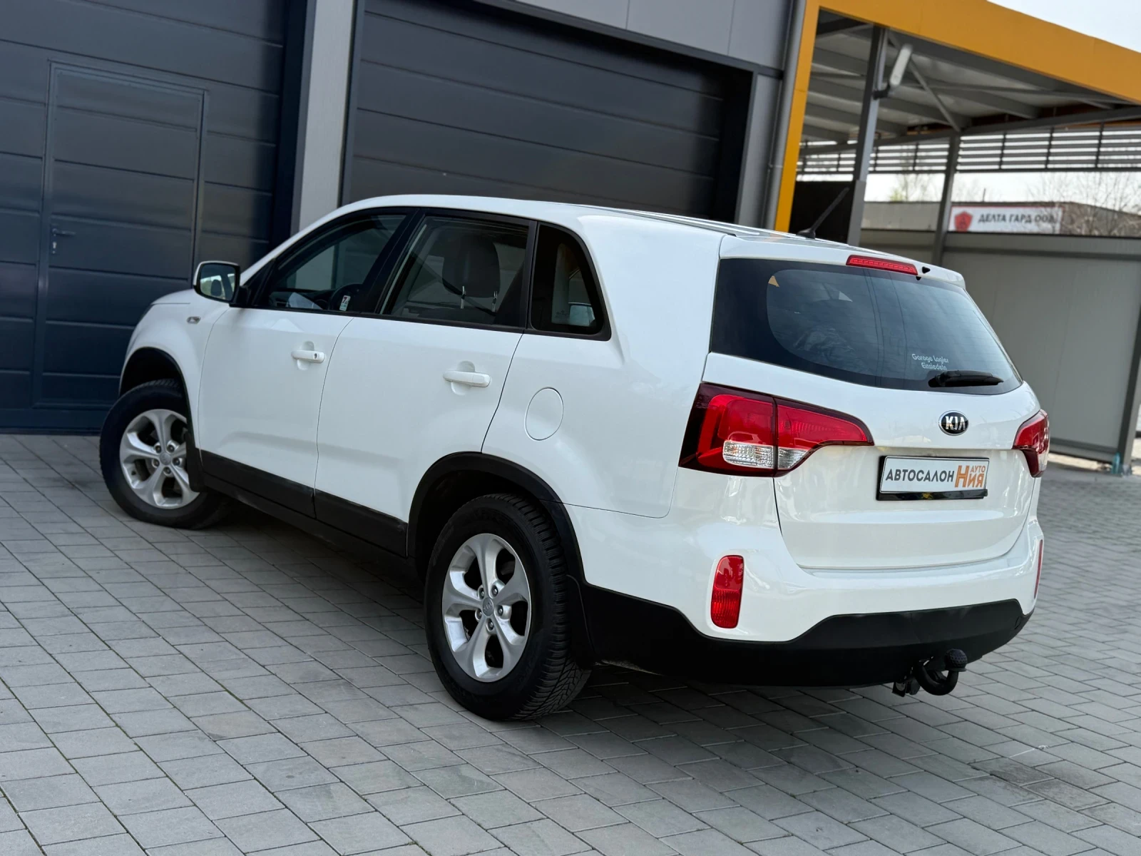 Kia Sorento 2.2 CRDI * Automat* 4x4* , снимка 4 - Автомобили и джипове - 54279854