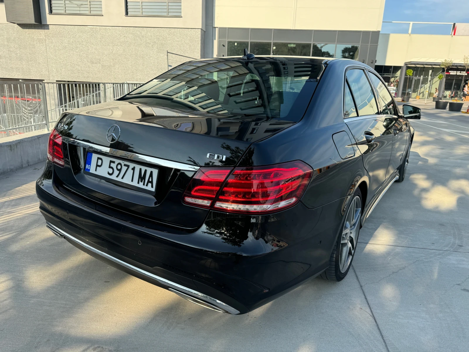 Mercedes-Benz E 220 BLUETEC AMG LINE РЕГИСТРИРАНА  - изображение 4