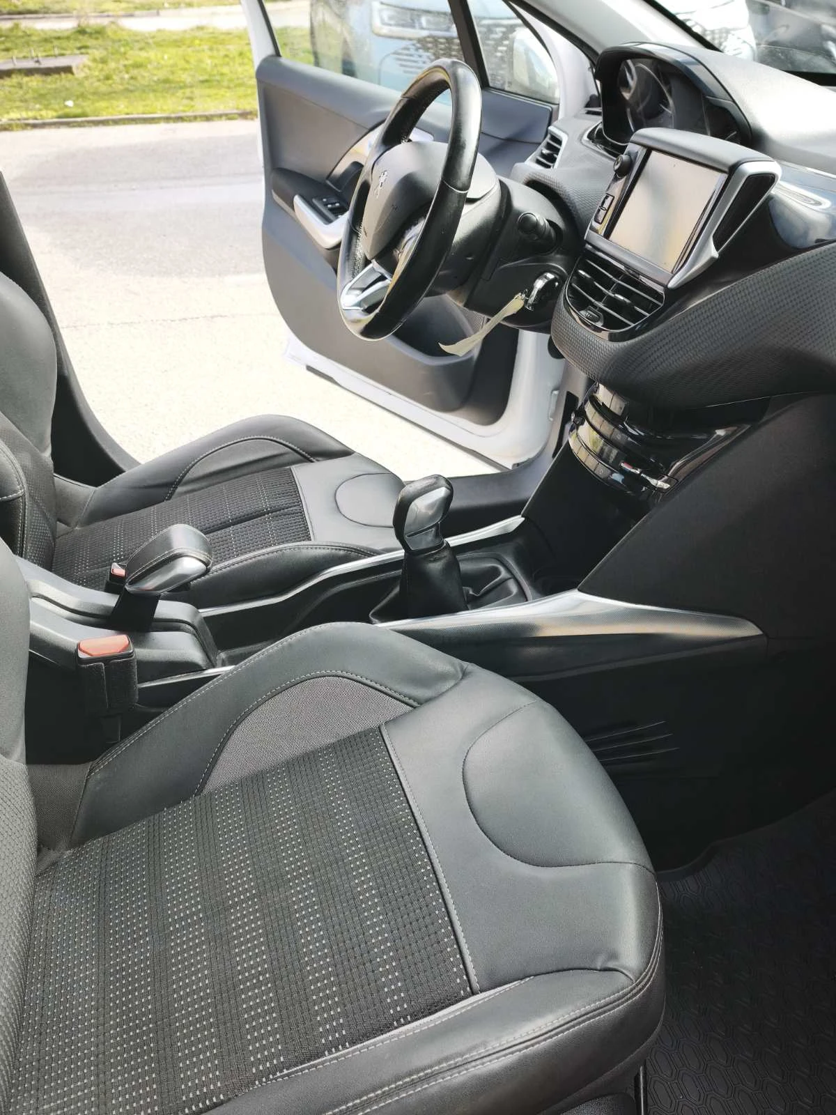 Peugeot 2008, снимка 7 - Автомобили и джипове - 54011673