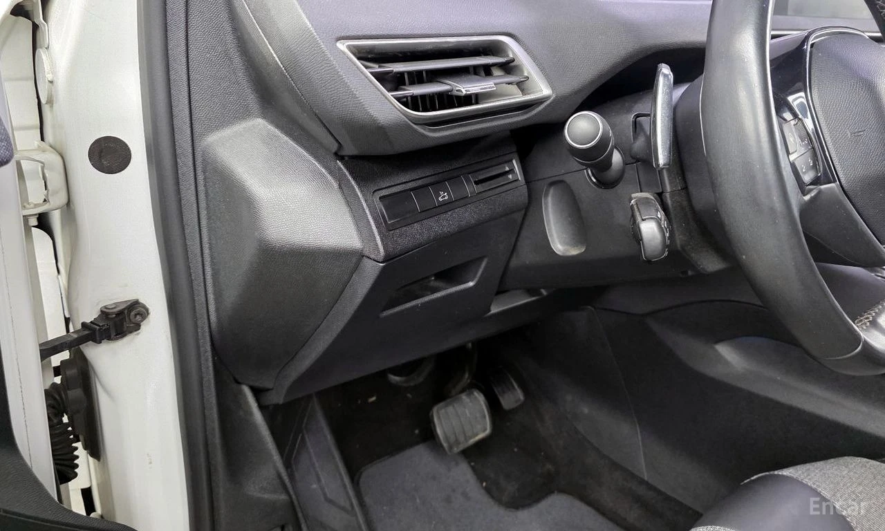 Peugeot 5008 * 1.5 BlueHDI* КОЖА* ПОДГРЕВ* LED* NAVI* , снимка 15 - Автомобили и джипове - 54595954