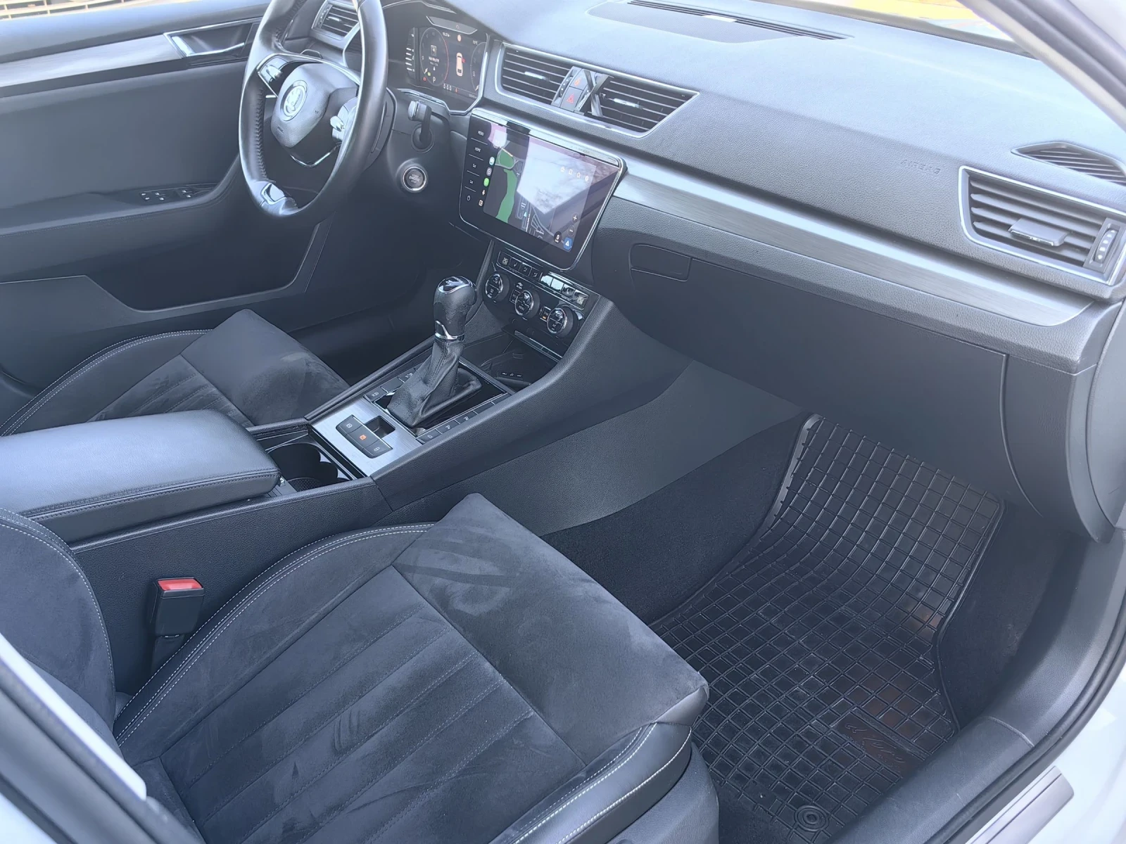 Skoda Superb FECE/4x4/200кс/90х.км/Швейцария/ПЪЛНА СЕРВ. ИСТ , снимка 10 - Автомобили и джипове - 54791478