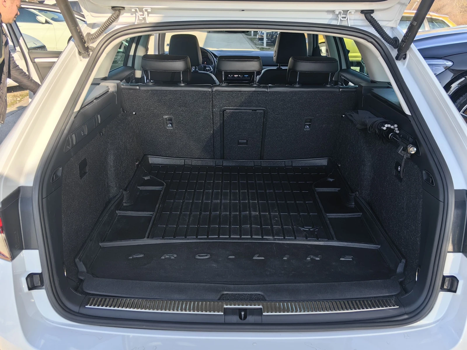 Skoda Superb FECE/4x4/200кс/90х.км/Швейцария/ПЪЛНА СЕРВ. ИСТ , снимка 12 - Автомобили и джипове - 54791478