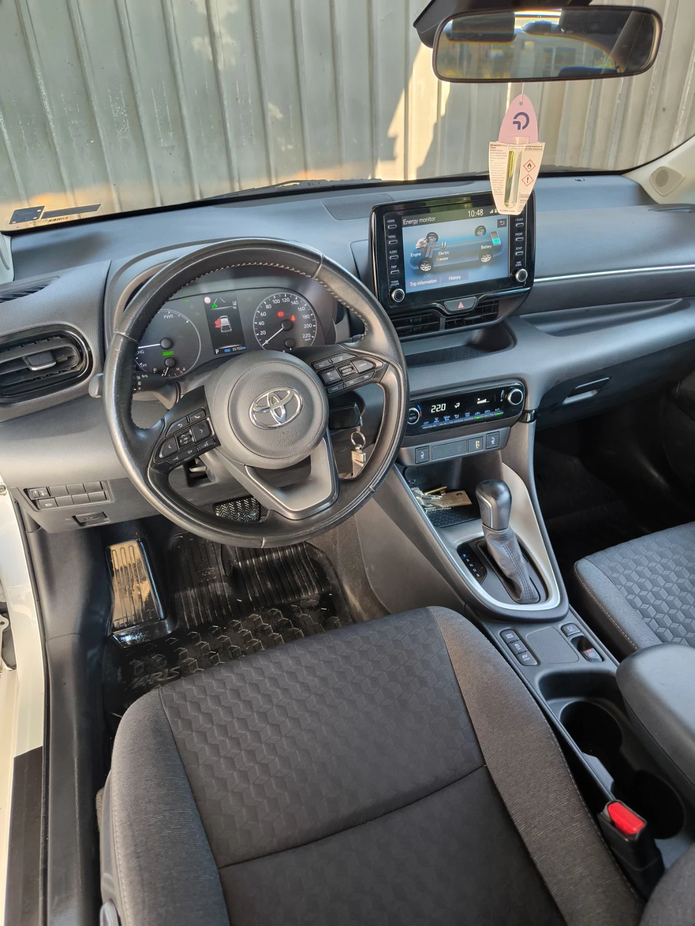 Toyota Yaris Chic 1.5 Hybrid , снимка 4 - Автомобили и джипове - 55752063