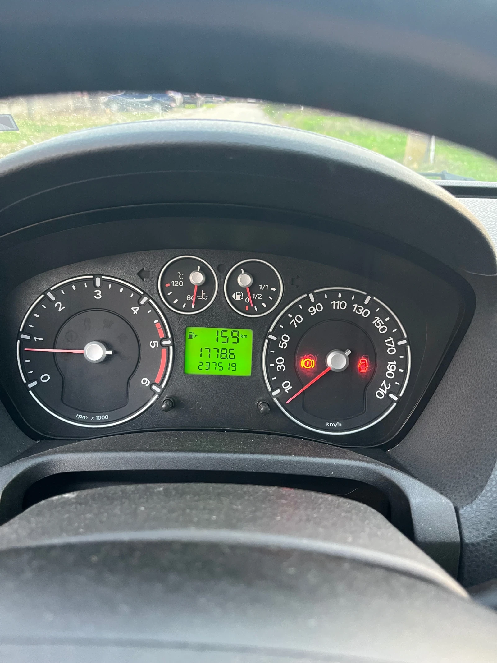 Ford Fiesta 1.4, снимка 5 - Автомобили и джипове - 56047676
