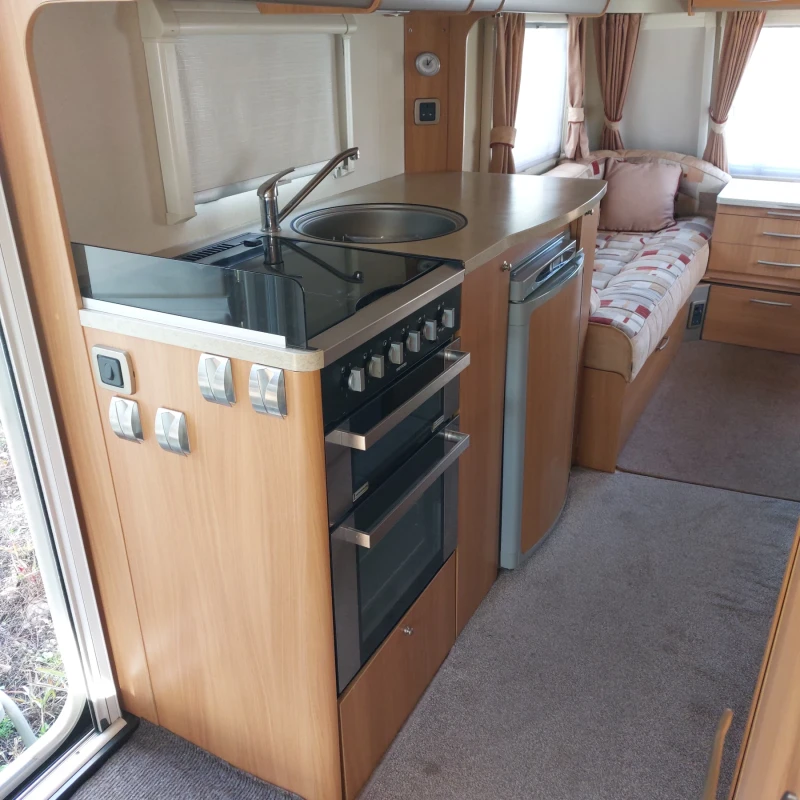 Каравана Swift Fairway , снимка 8 - Каравани и кемпери - 52400256