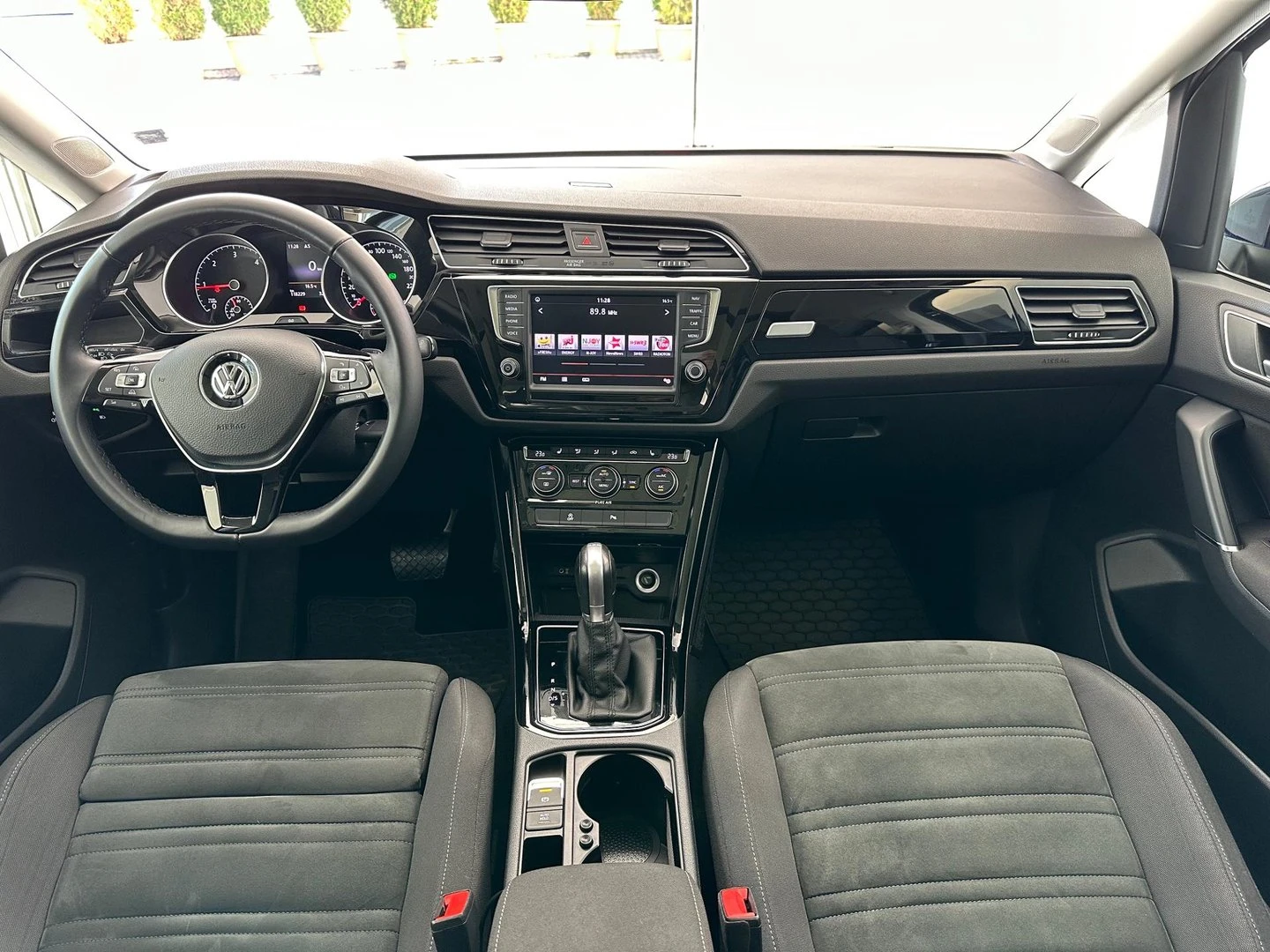 VW Touran Highline 2.0TDI SCR BMT DSG - изображение 9