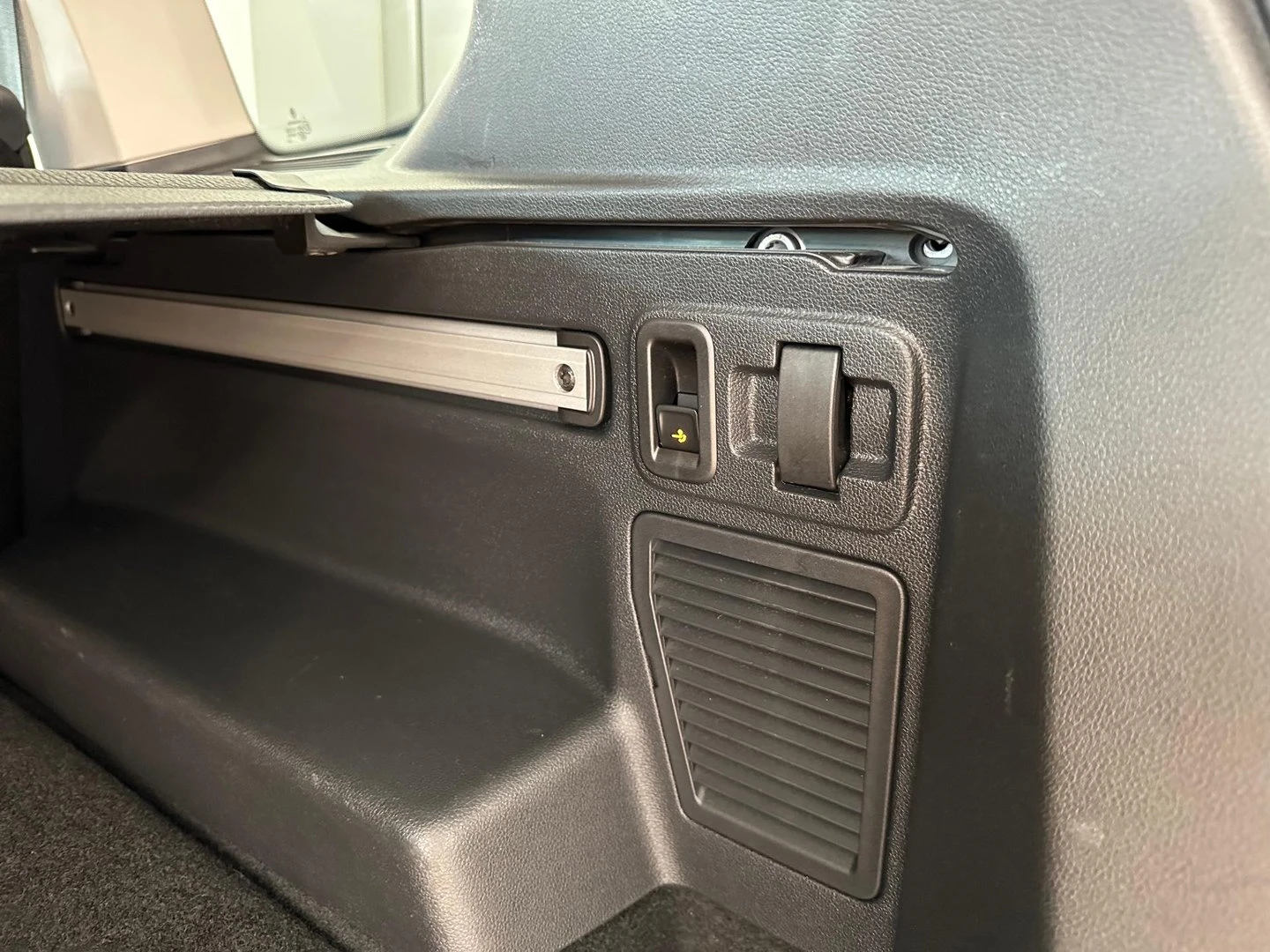 VW Touran Highline 2.0TDI SCR BMT DSG - изображение 10