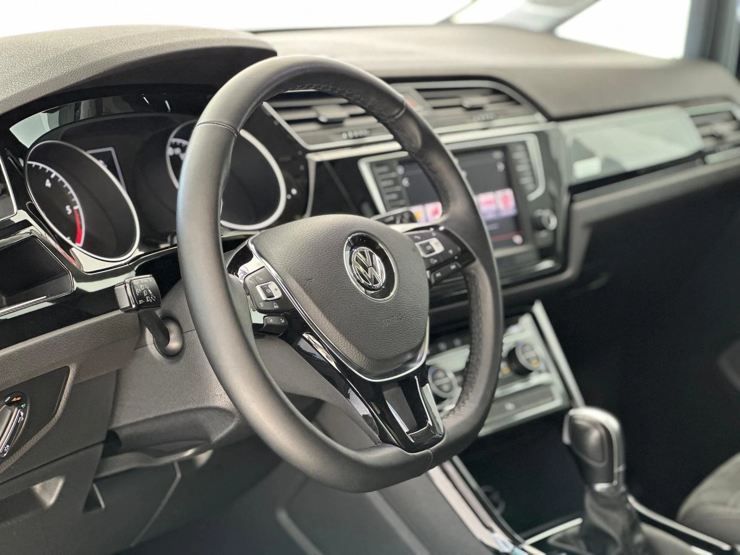 VW Touran Highline 2.0TDI SCR BMT DSG - изображение 6