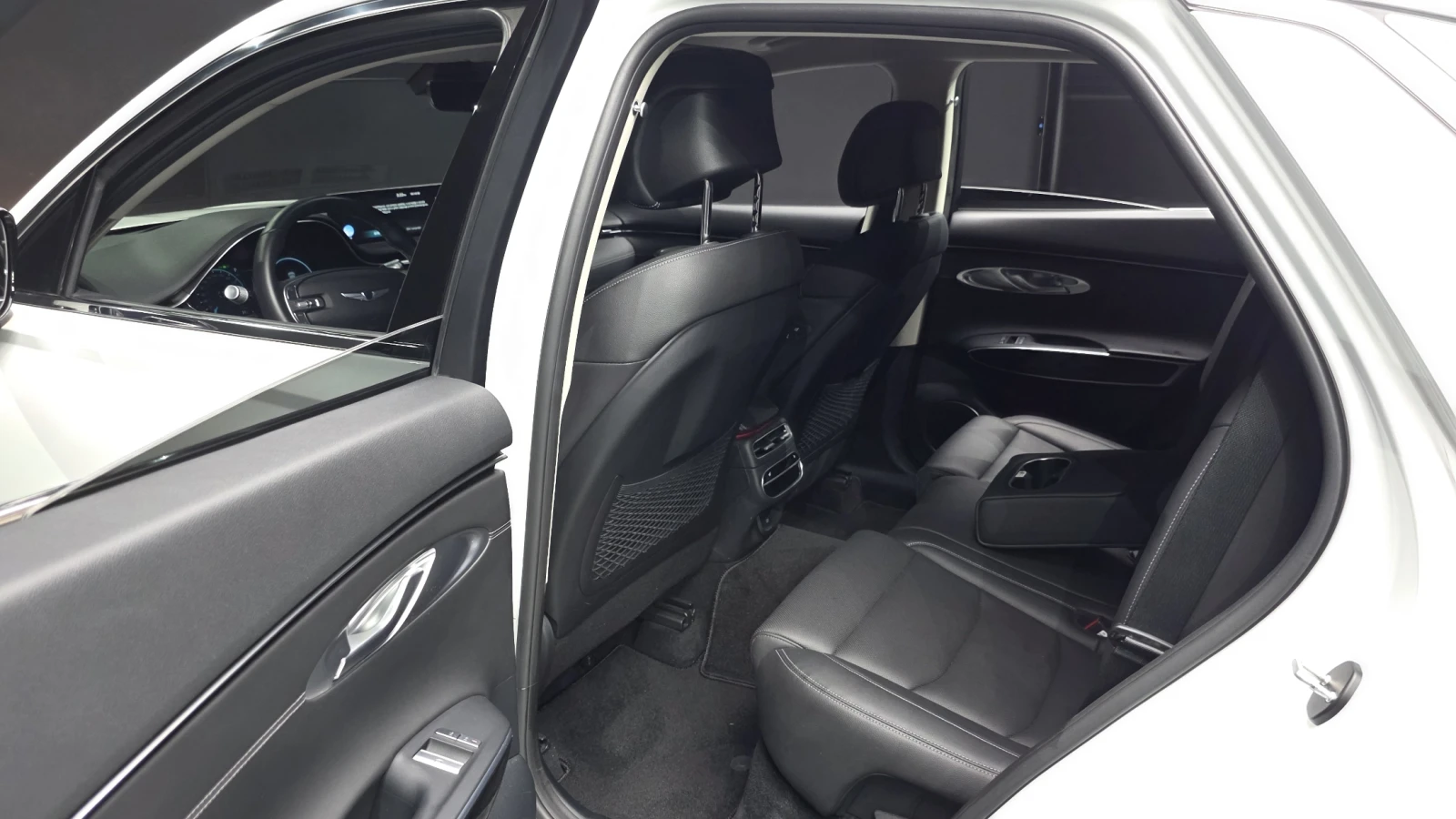 Genesis GV70 2.5* BLIND SPOT* 360* HUD* ЕЛ. БАГАЖНИК* КРАЙНА ЦЕ, снимка 11 - Автомобили и джипове - 55243513