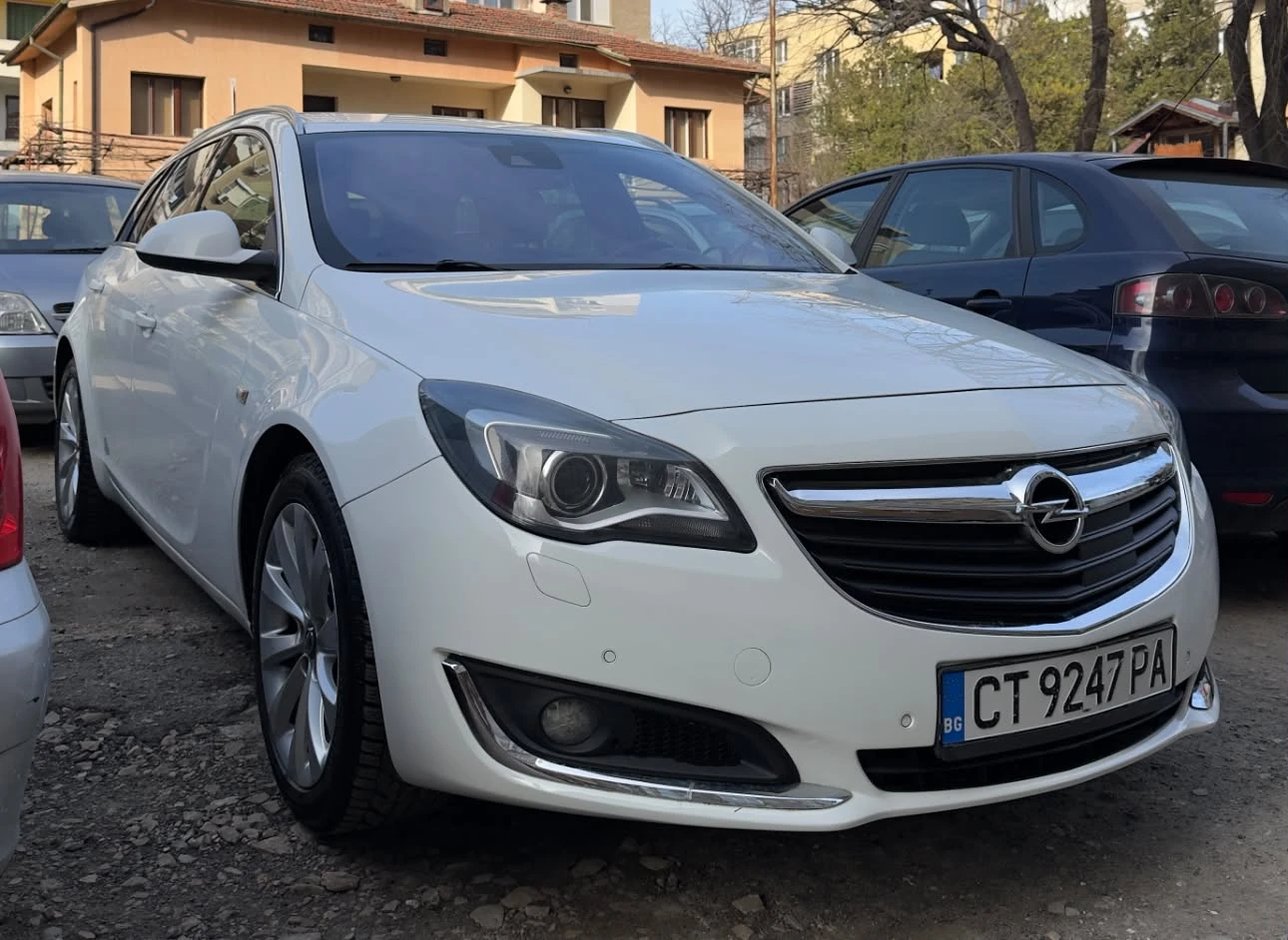 Opel Insignia Sports Tourer, снимка 2 - Автомобили и джипове - 56348600