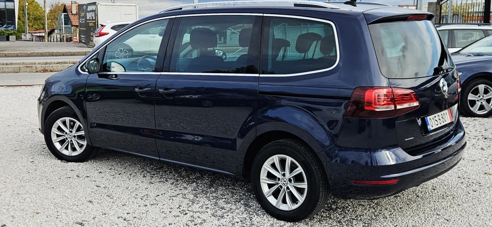 VW Sharan Дистроник* НАВИ* ЛЕД* FACELIFT* KEYLESS* KAMERA* 2, снимка 13 - Автомобили и джипове - 56713566