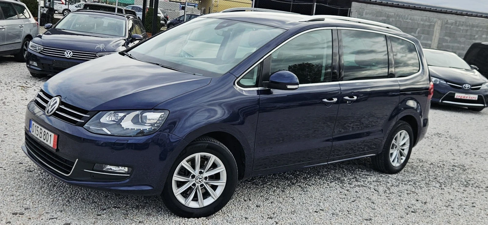 VW Sharan Дистроник* НАВИ* ЛЕД* FACELIFT* KEYLESS* KAMERA* 2, снимка 16 - Автомобили и джипове - 56713566
