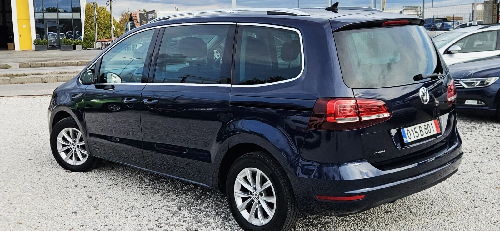 VW Sharan Дистроник* НАВИ* ЛЕД* FACELIFT* KEYLESS* KAMERA* 2, снимка 9 - Автомобили и джипове - 56713566