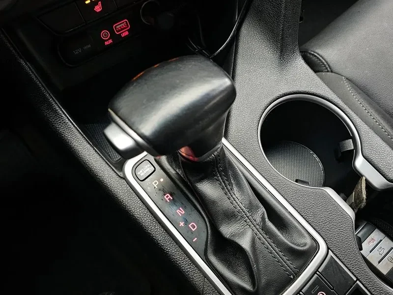 Kia Sportage 2.0 2WD, снимка 9 - Автомобили и джипове - 55789274