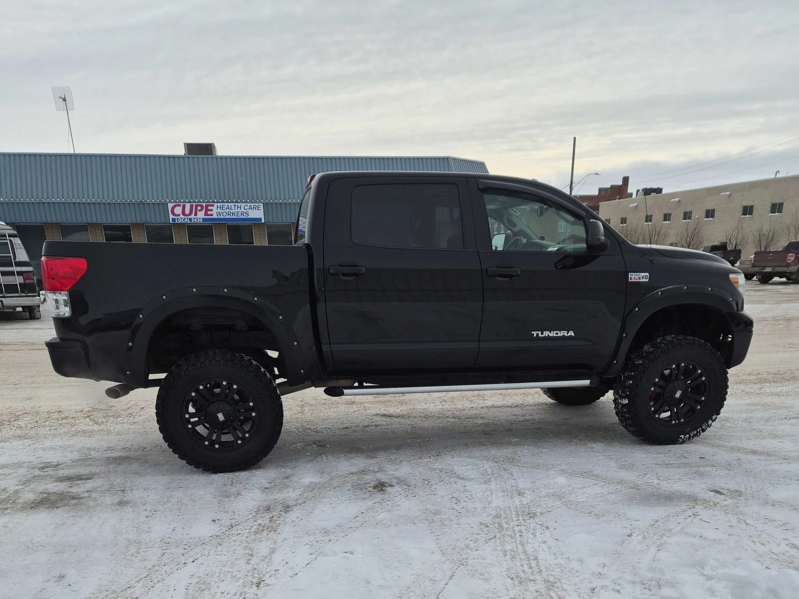 Toyota Tundra 5.7L 8cyl 4WD - изображение 2