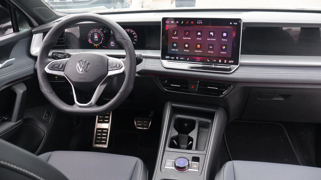 VW Tiguan 4MOTION* R-LINE* BLACK EDITION* ПАНО* КРАЙНА ЦЕНА, снимка 8 - Автомобили и джипове - 56208628