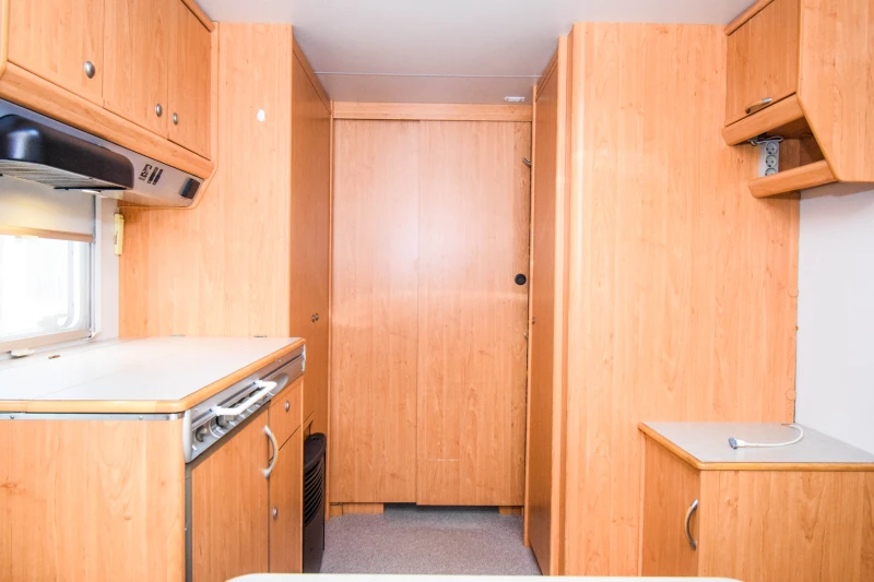 Каравана Knaus Sudwind Savanna 530TK+ ФОРСЕЛТ/5+ 1 места, снимка 8 - Каравани и кемпери - 53157686