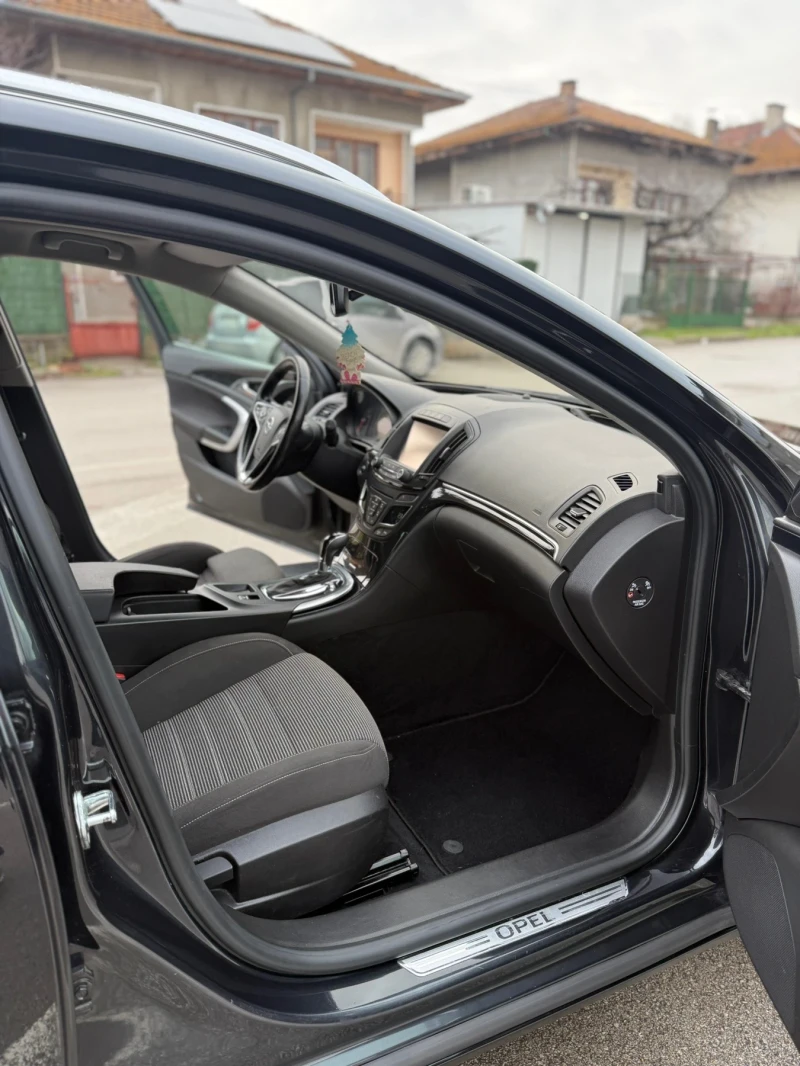 Opel Insignia Sports Tourer 2.0 CDTI, снимка 16 - Автомобили и джипове - 53526044