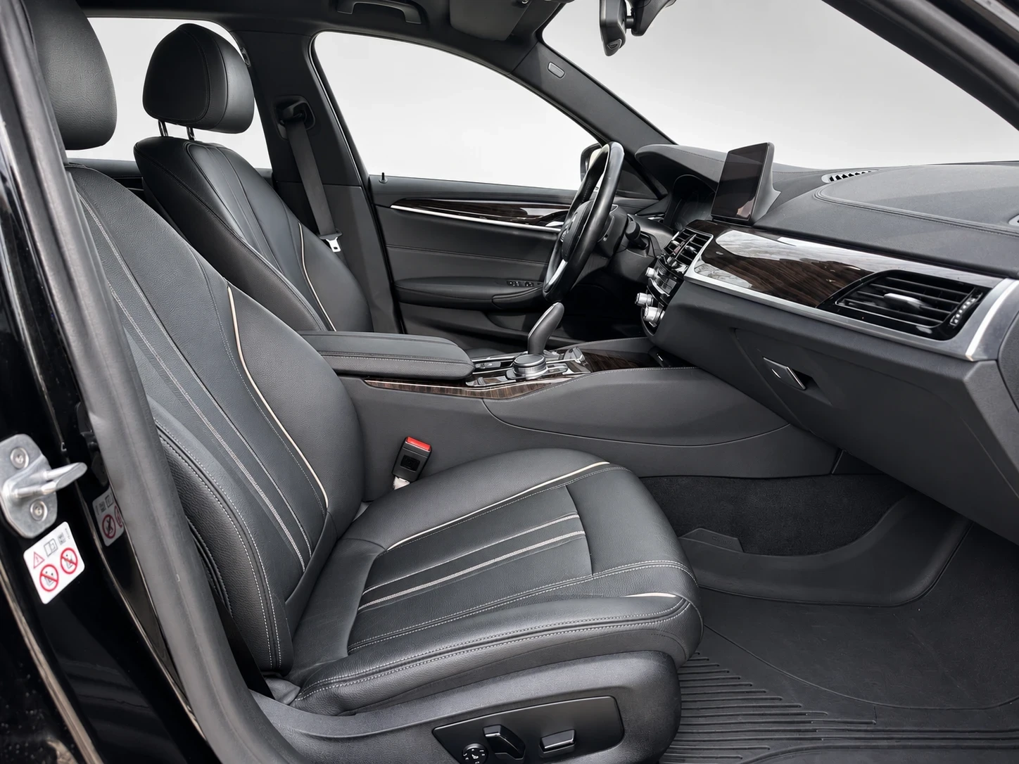 BMW 520 xDrive, снимка 15 - Автомобили и джипове - 55965788