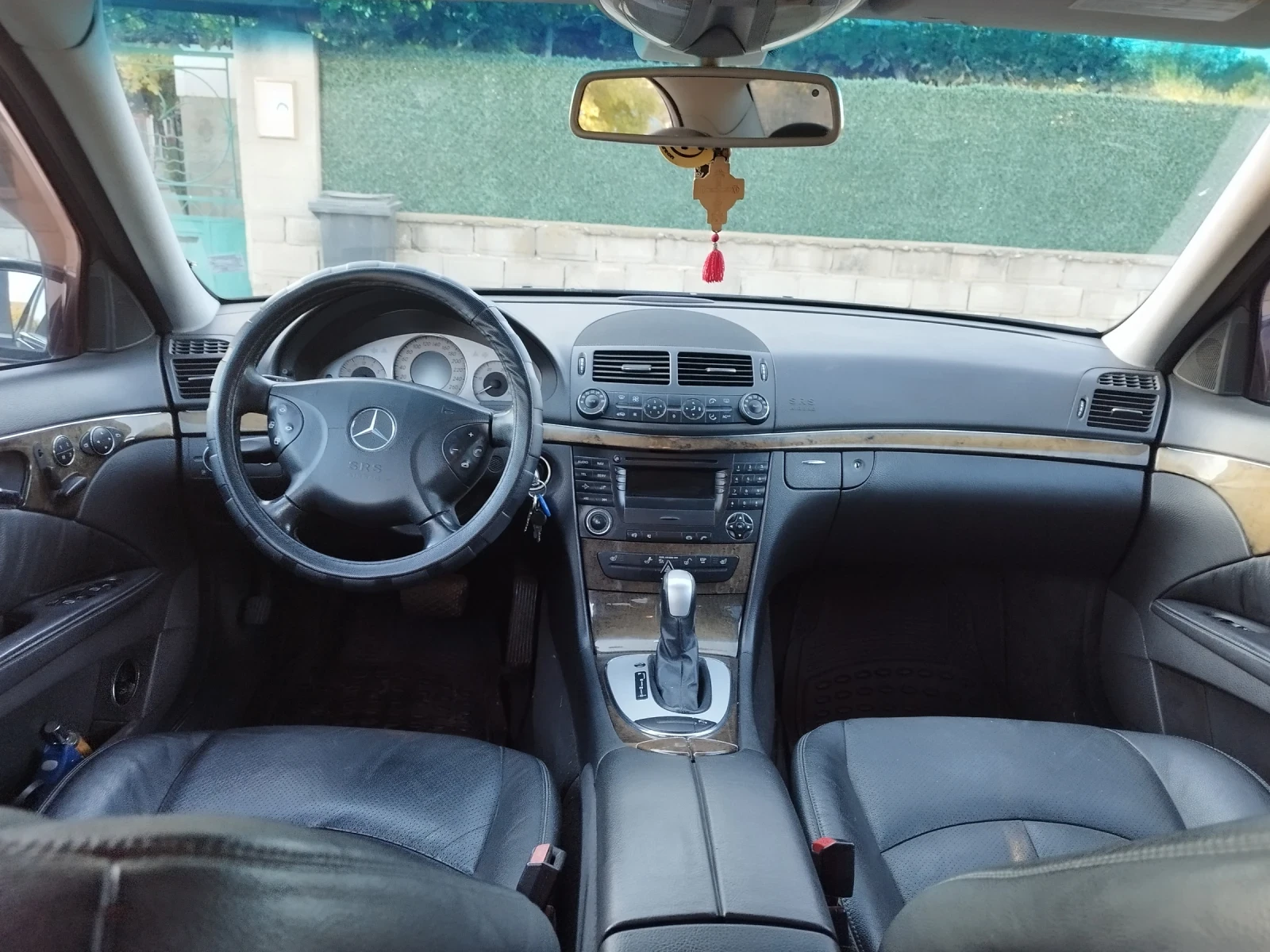 Mercedes-Benz E 220, снимка 4 - Автомобили и джипове - 56369176