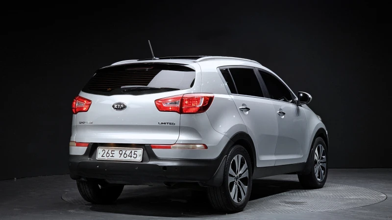 Kia Sportage Limited / 4x4 / Сервизна история !!!, снимка 2 - Автомобили и джипове - 52008086