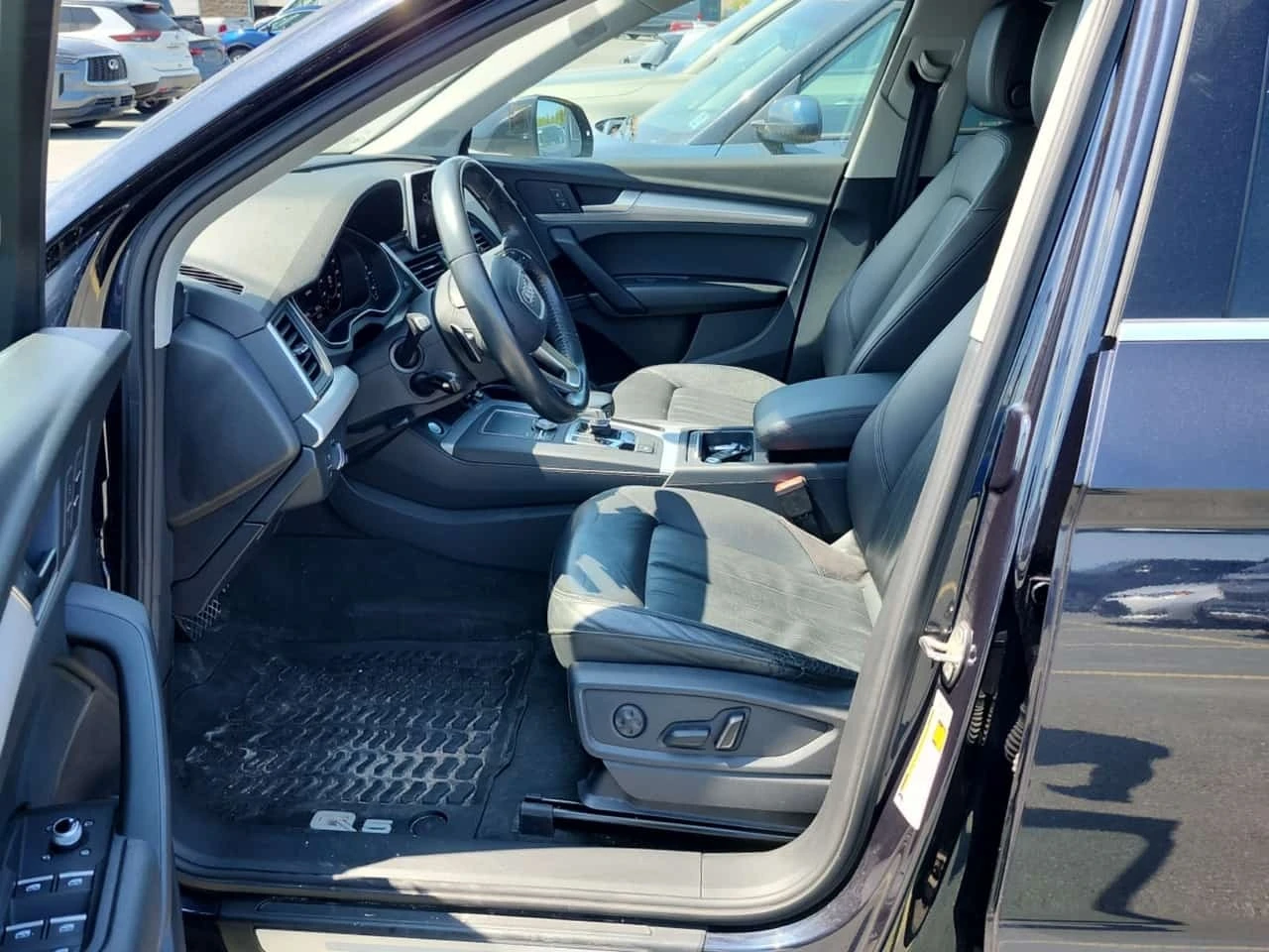 Audi Q5 * Technik * 2 КЛЮЧА * ДИСТРОНИК * PANO * CARFAX, снимка 5 - Автомобили и джипове - 55737178