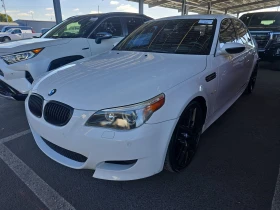 BMW M5 5.0* V10* ПОДГРЕВ* HEAD* UP* КАМЕРА* КЕЙЛЕС* , снимка 1