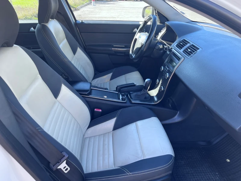 Volvo S40 D3 R-Design 5-цилиндъра, снимка 10 - Автомобили и джипове - 53193084