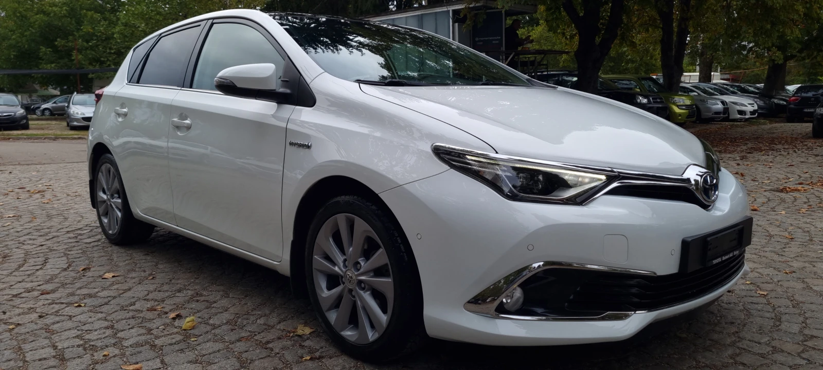 Toyota Auris 1.8 HYBRID* KEYLESS* LANE ASSIST* DISTRONIC* SWISS - изображение 3