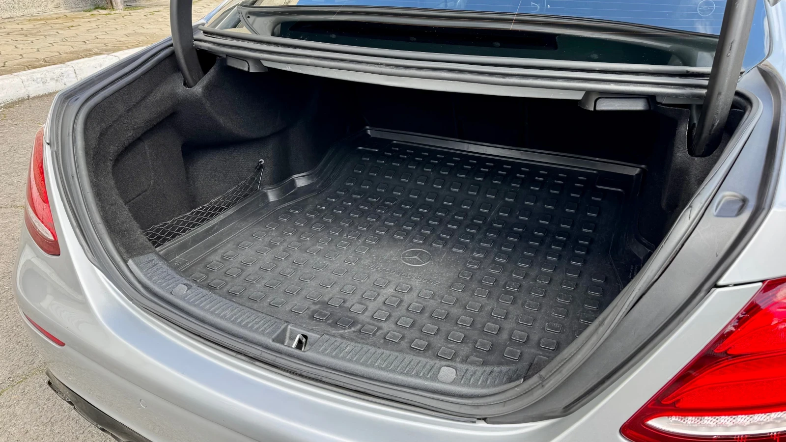 Mercedes-Benz E 220 9GTronic / 360 / Multi-beam / AMG / Burmester, снимка 17 - Автомобили и джипове - 53770662