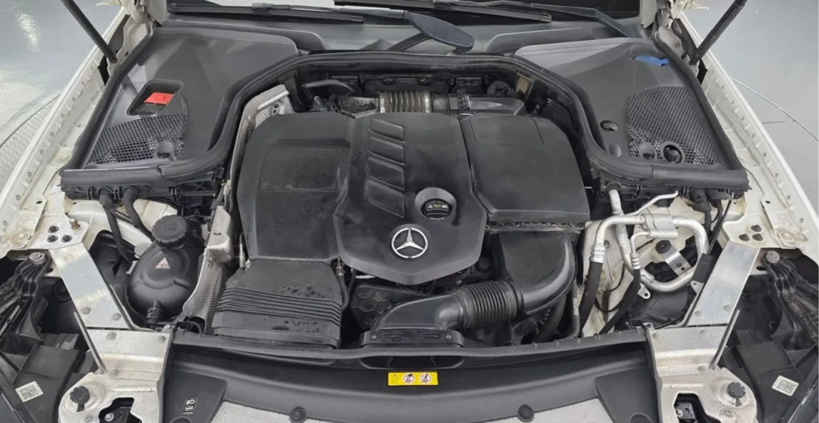 Mercedes-Benz E 220 * АВТО КРЕДИТ* ЦЕНА ДО БГ * Сервизна история * , снимка 15 - Автомобили и джипове - 55484152