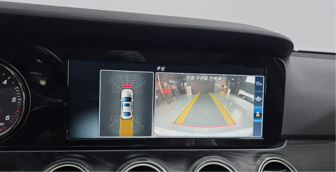 Mercedes-Benz E 220 * АВТО КРЕДИТ* ЦЕНА ДО БГ * Сервизна история * , снимка 11 - Автомобили и джипове - 55484152